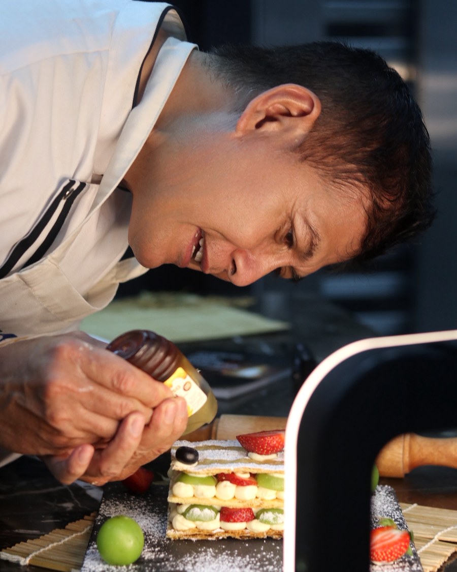 ICAS instructor finishing a plated pastry