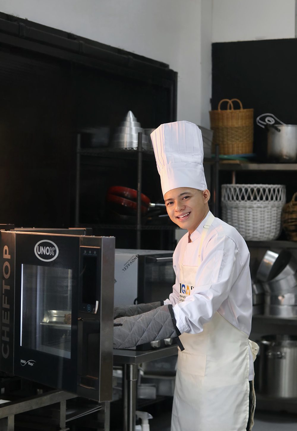 Pastry student at work